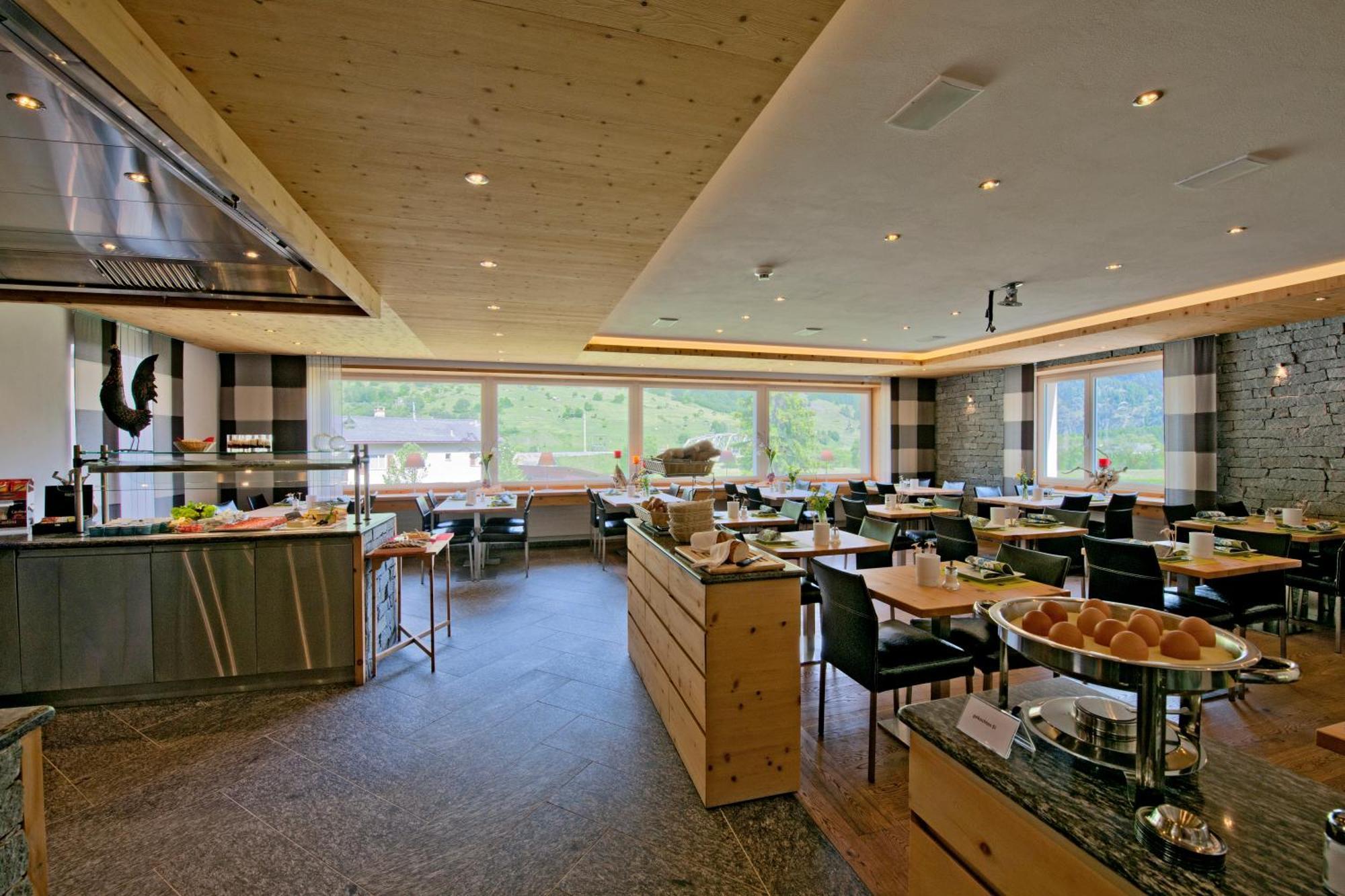 Hotel Crusch Alba Zernez Exteriör bild